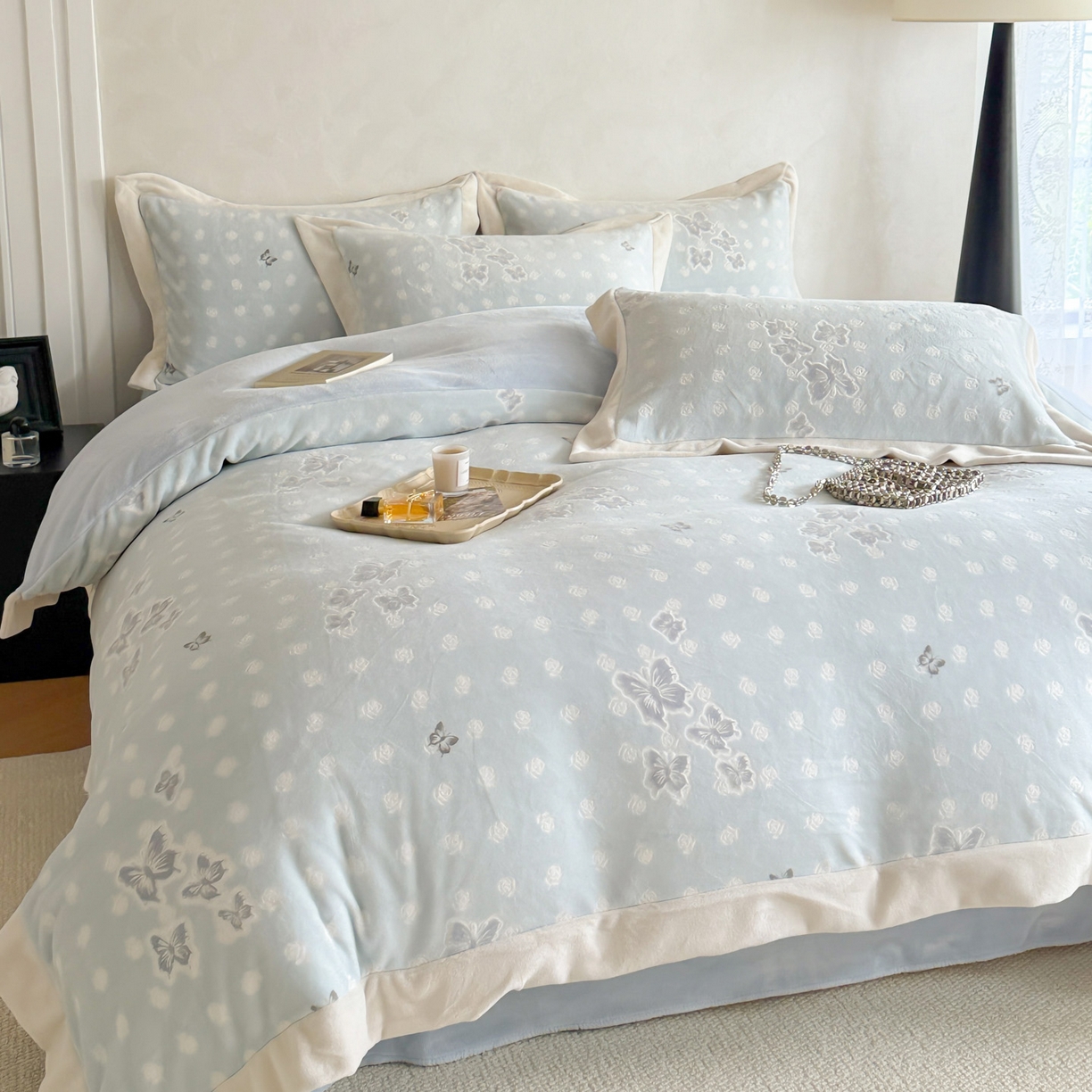 91家纺网 家纺一手货源 找家纺 若未家居 LOVEWE HOUSE 2025新款250克全消光数码印花和雕花撞色宽边全消光牛奶绒四件套-梦蝶 梦蝶-蓝