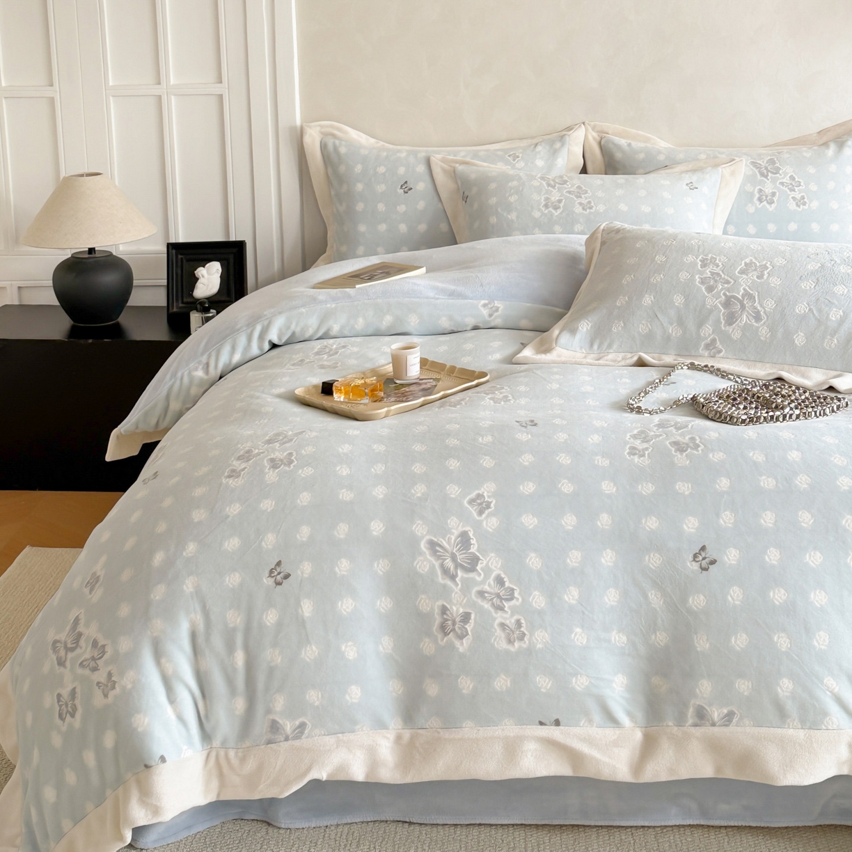 91家纺网 家纺一手货源 找家纺 若未家居 LOVEWE HOUSE 2025新款250克全消光数码印花和雕花撞色宽边全消光牛奶绒四件套-梦蝶 梦蝶-蓝