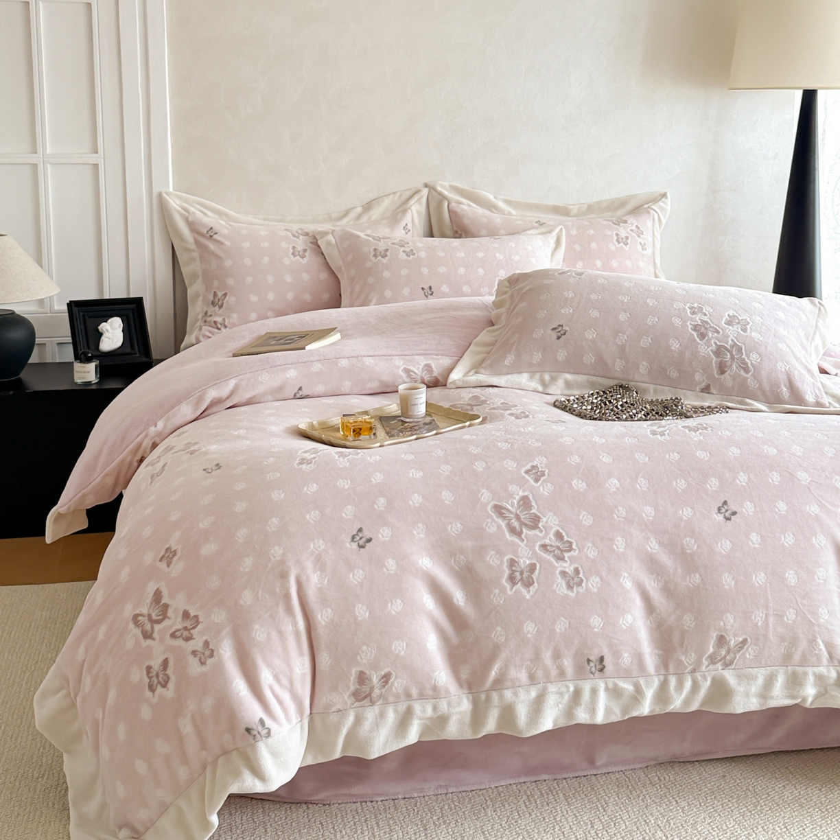 91家纺网 家纺一手货源 找家纺 若未家居 LOVEWE HOUSE 2025新款250克全消光数码印花和雕花撞色宽边全消光牛奶绒四件套-梦蝶 梦蝶-粉