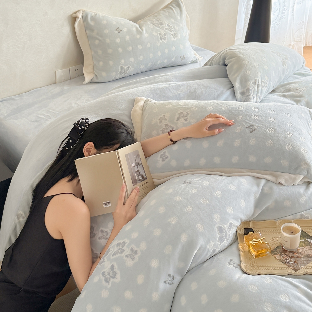 91家纺网 家纺一手货源 找家纺 若未家居 LOVEWE HOUSE 2025新款250克全消光数码印花和雕花撞色宽边全消光牛奶绒四件套-梦蝶 梦蝶-蓝