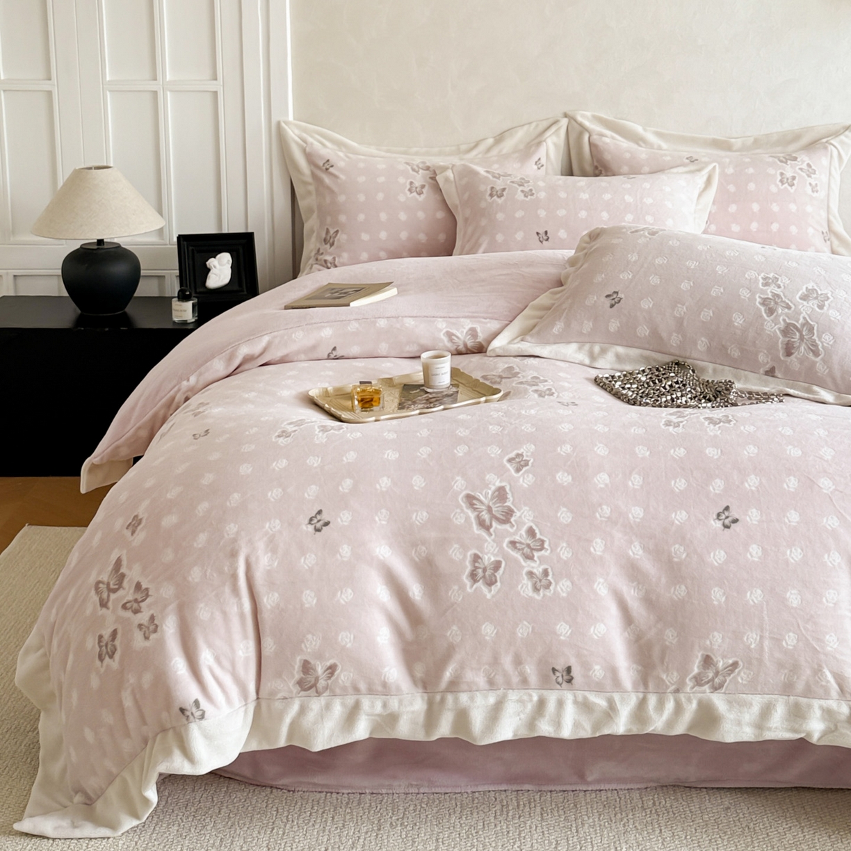 91家纺网 家纺一手货源 找家纺 （总）若未家居 LOVEWE HOUSE 2025新款250克全消光数码印花和雕花撞色宽边全消光牛奶绒四件套-梦蝶