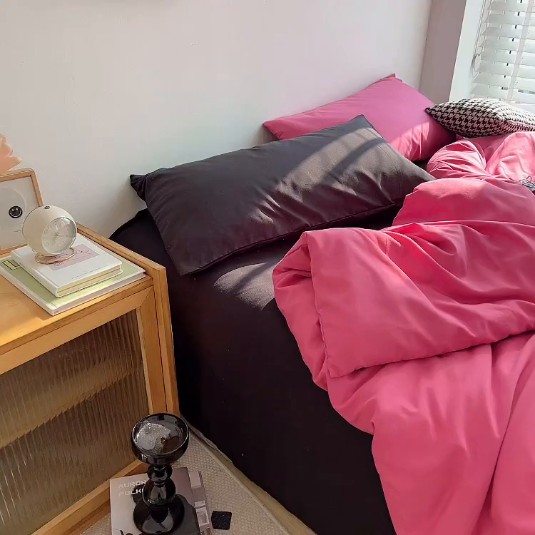91家纺网 家纺一手货源 找家纺 梵克保罗 2025新款ins风小红书同款纯色双拼水洗棉四件套学生三件套亲肤加厚磨毛四件套混搭系列-单被套单枕套 混搭-树莓粉黑