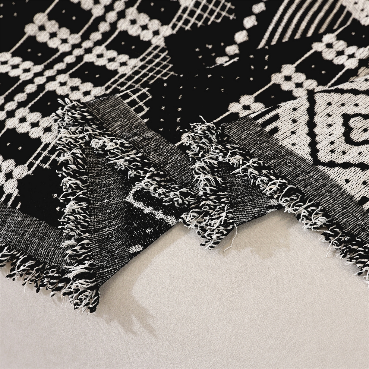 91家纺网 家纺一手货源 找家纺 共鸣沙发垫 2025新款亲肤舒适雪尼尔玉兰黑色沙发巾 东方音律黑色 180x260cm沙发巾