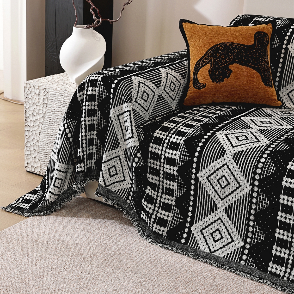 91家纺网 家纺一手货源 找家纺 共鸣沙发垫 2025新款亲肤舒适雪尼尔玉兰黑色沙发巾 东方音律黑色 180x260cm沙发巾