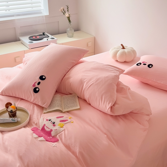 91家纺网 家纺一手货源 找家纺 梵克保罗 2025新款卡通水洗棉毛巾绣四件套 快乐兔