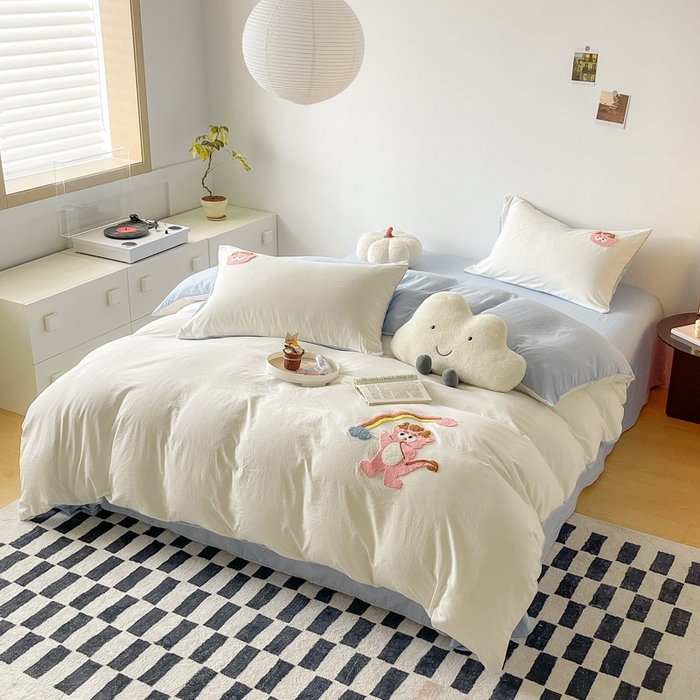 91家纺网 家纺一手货源 找家纺 梵克保罗 2025新款卡通水洗棉毛巾绣四件套 彩虹龙-米白配浅蓝