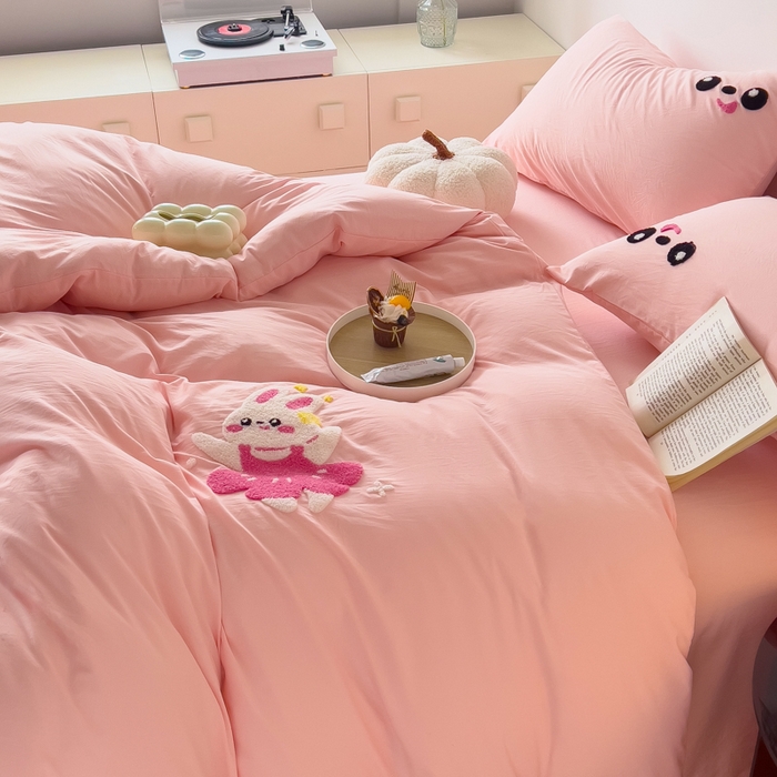 91家纺网 家纺一手货源 找家纺 梵克保罗 2025新款卡通水洗棉毛巾绣四件套 快乐兔