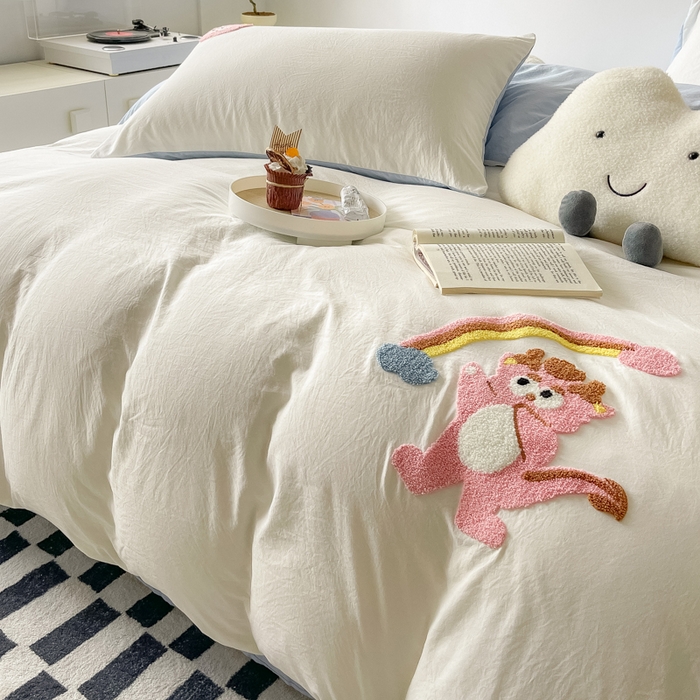 91家纺网 家纺一手货源 找家纺 梵克保罗 2025新款卡通水洗棉毛巾绣四件套 彩虹龙-米白配浅蓝