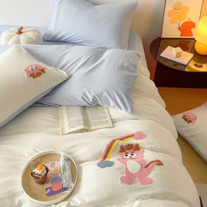 91家纺网 家纺一手货源 找家纺 梵克保罗 2025新款卡通水洗棉毛巾绣四件套 彩虹龙-米白配浅蓝