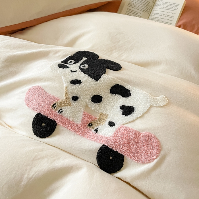 91家纺网 家纺一手货源 找家纺 梵克保罗 2025新款卡通水洗棉毛巾绣四件套 滑板狗-米白配咖