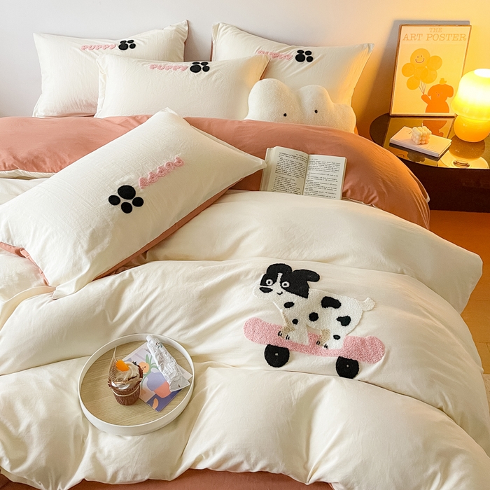 91家纺网 家纺一手货源 找家纺 梵克保罗 2025新款卡通水洗棉毛巾绣四件套 滑板狗-米白配咖