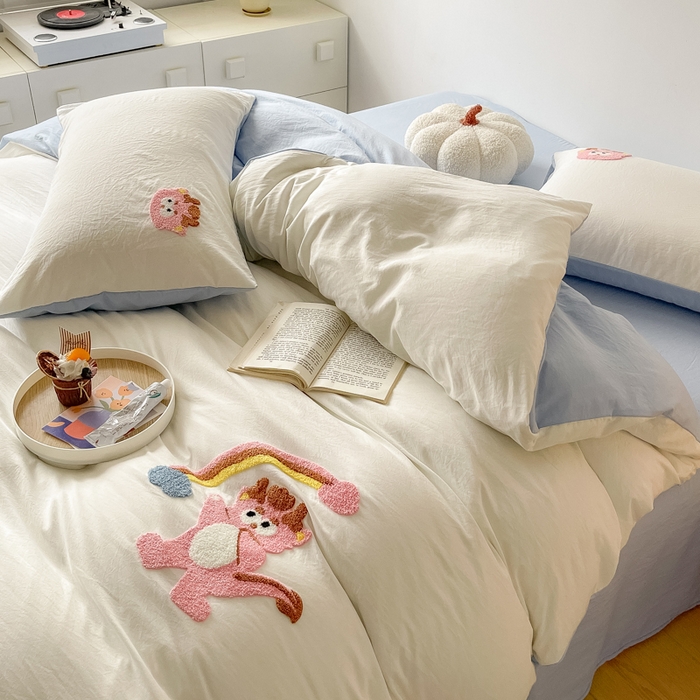 91家纺网 家纺一手货源 找家纺 梵克保罗 2025新款卡通水洗棉毛巾绣四件套 彩虹龙-米白配浅蓝