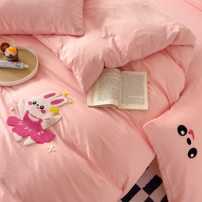 91家纺网 家纺一手货源 找家纺 梵克保罗 2025新款卡通水洗棉毛巾绣四件套 快乐兔