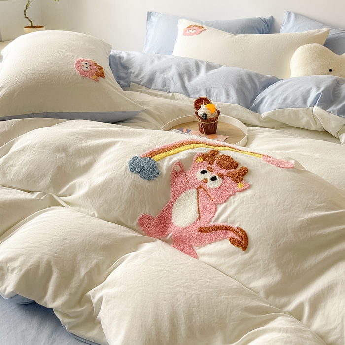 91家纺网 家纺一手货源 找家纺 梵克保罗 2025新款卡通水洗棉毛巾绣四件套 彩虹龙-米白配浅蓝