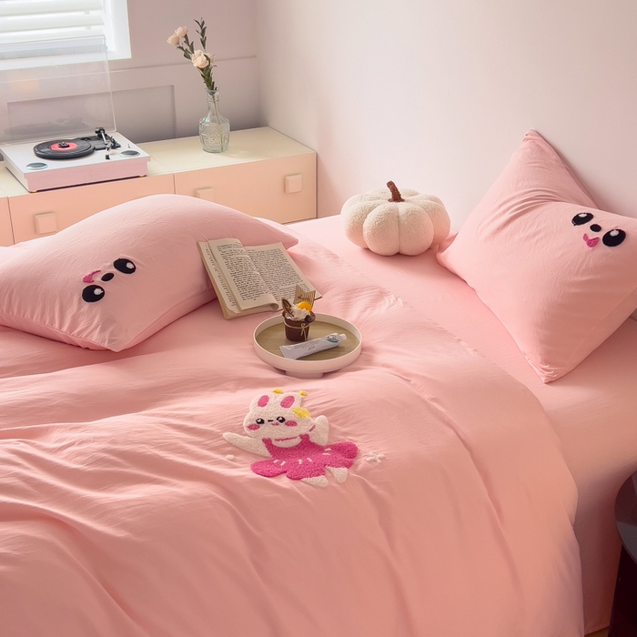 91家纺网 家纺一手货源 找家纺 梵克保罗 2025新款卡通水洗棉毛巾绣四件套 快乐兔