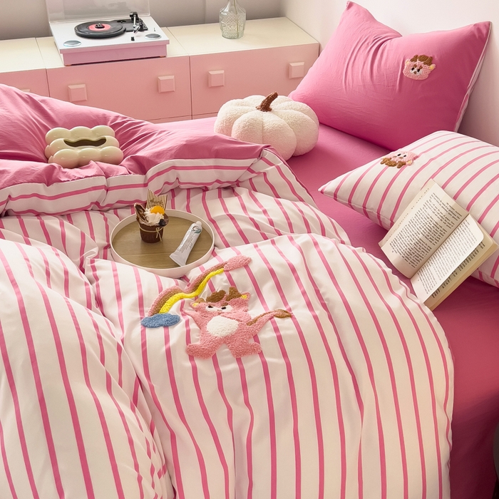 91家纺网 家纺一手货源 找家纺 梵克保罗 2025新款卡通水洗棉毛巾绣四件套 彩虹龙-粉条纹