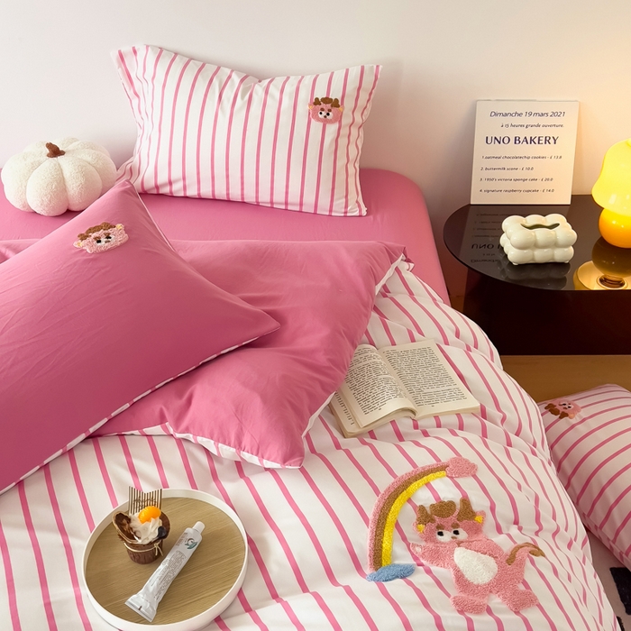 91家纺网 家纺一手货源 找家纺 梵克保罗 2025新款卡通水洗棉毛巾绣四件套 彩虹龙-粉条纹