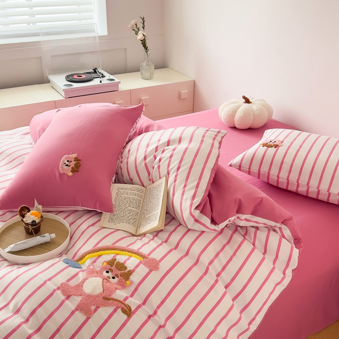 91家纺网 家纺一手货源 找家纺 梵克保罗 2025新款卡通水洗棉毛巾绣四件套 彩虹龙-粉条纹