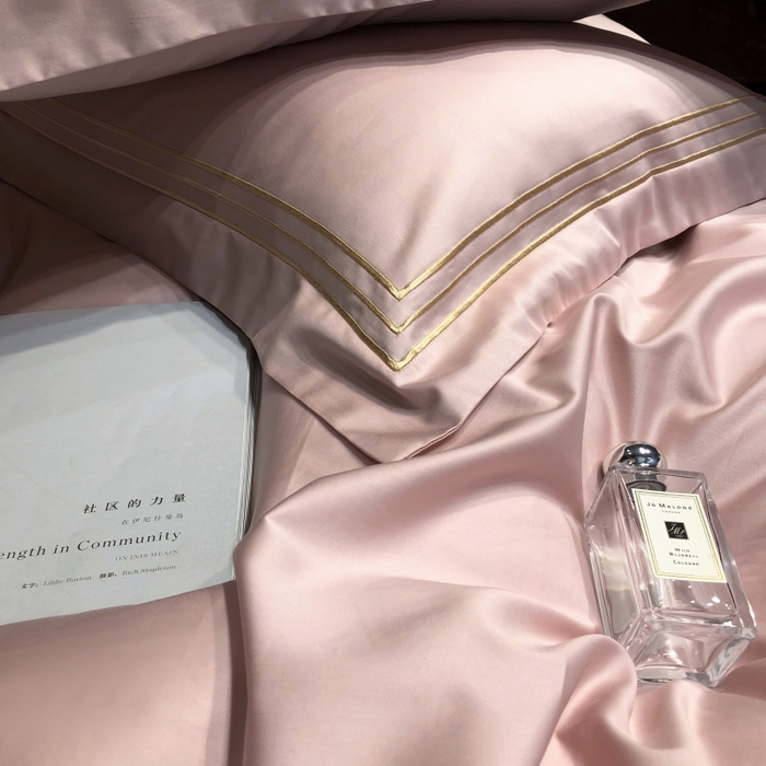 91家纺网 家纺一手货源 找家纺 梵克保罗 2025春夏新款全棉长绒棉100支三线绣刺绣四件套 儒雅粉