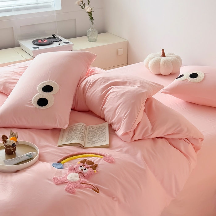 91家纺网 家纺一手货源 找家纺 梵克保罗 2025新款卡通水洗棉毛巾绣四件套 彩虹龙粉