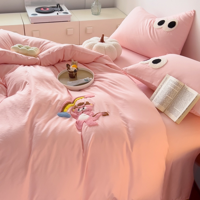 91家纺网 家纺一手货源 找家纺 梵克保罗 2025新款卡通水洗棉毛巾绣四件套 彩虹龙粉