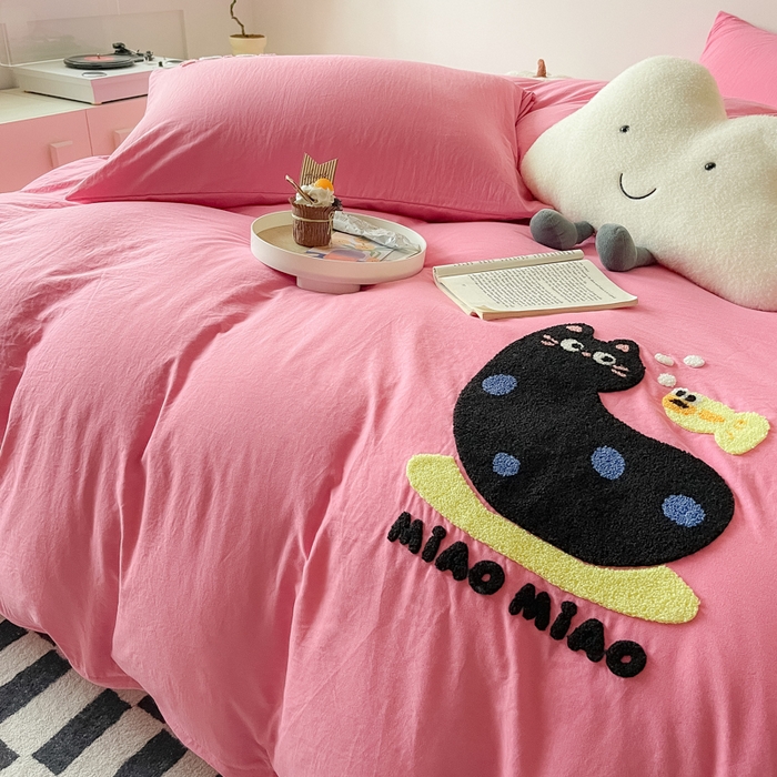 91家纺网 家纺一手货源 找家纺 梵克保罗 2025新款卡通水洗棉毛巾绣四件套 可爱猫-粉