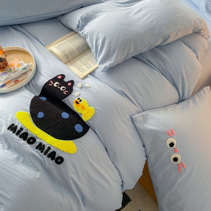 91家纺网 家纺一手货源 找家纺 梵克保罗 2025新款卡通水洗棉毛巾绣四件套 可爱猫-蓝