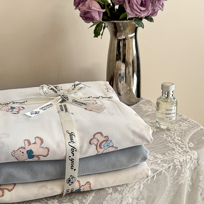 91家纺网 家纺一手货源 找家纺 梵克保罗 2025新款有氧针织双层纱印花四件套 奶熊芙芙