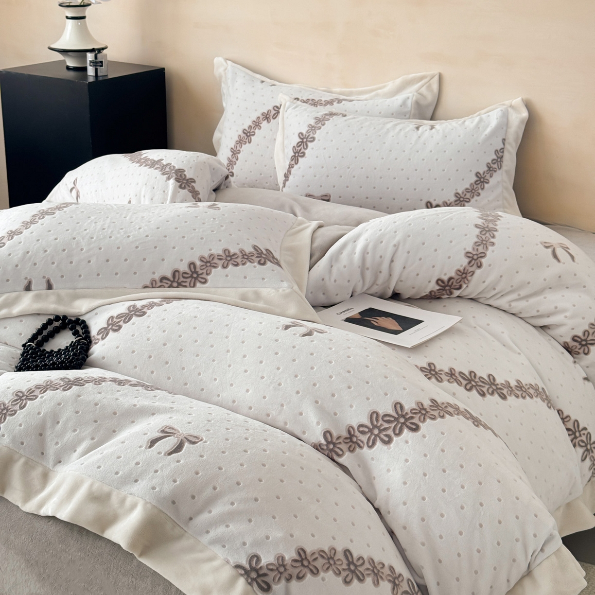 91家纺网 家纺一手货源 找家纺 若未家居 LOVEWE HOUSE 2025新款250克全消光数码印花和雕花大宽边全消光牛奶绒四件套-波点蝴蝶结 波点蝴蝶结-灰