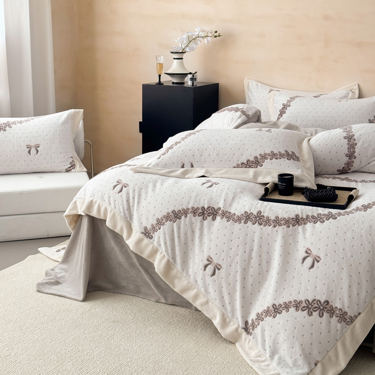 91家纺网 家纺一手货源 找家纺 若未家居 LOVEWE HOUSE 2025新款250克全消光数码印花和雕花大宽边全消光牛奶绒四件套-波点蝴蝶结 波点蝴蝶结-灰