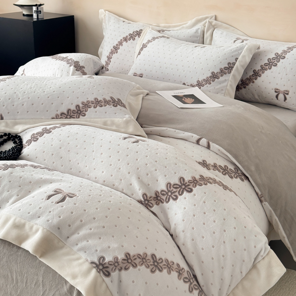 91家纺网 家纺一手货源 找家纺 若未家居 LOVEWE HOUSE 2025新款250克全消光数码印花和雕花大宽边全消光牛奶绒四件套-波点蝴蝶结 波点蝴蝶结-灰