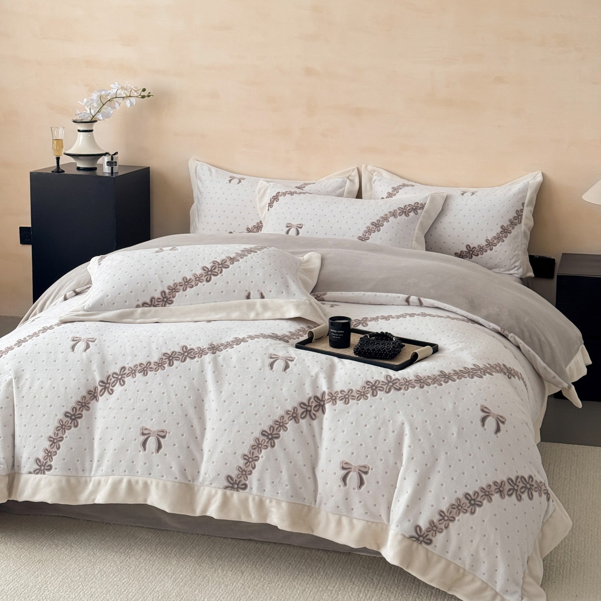 91家纺网 家纺一手货源 找家纺 若未家居 LOVEWE HOUSE 2025新款250克全消光数码印花和雕花大宽边全消光牛奶绒四件套-波点蝴蝶结 波点蝴蝶结-灰