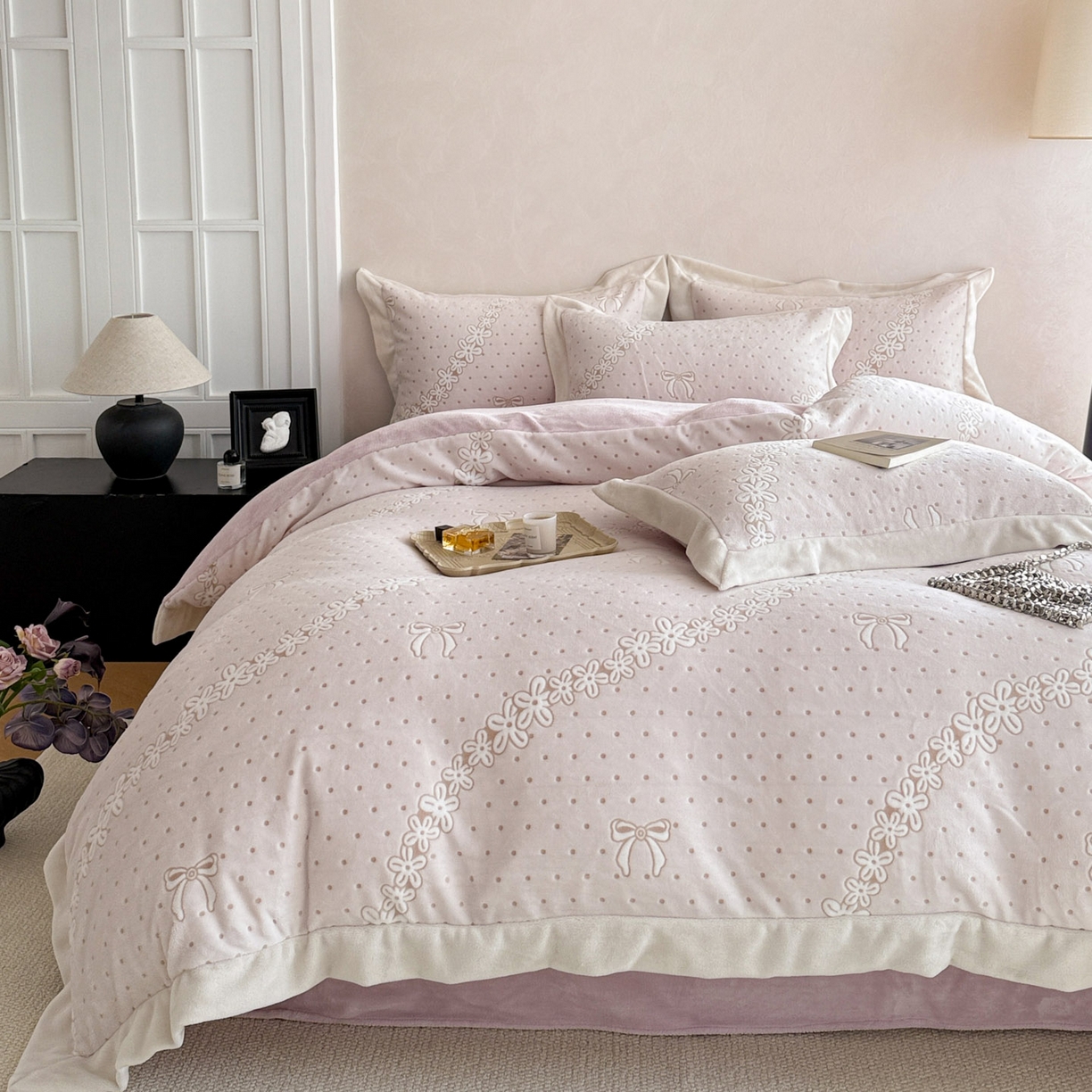 91家纺网 家纺一手货源 找家纺 若未家居 LOVEWE HOUSE 2025新款250克全消光数码印花和雕花大宽边全消光牛奶绒四件套-波点蝴蝶结 波点蝴蝶结-粉