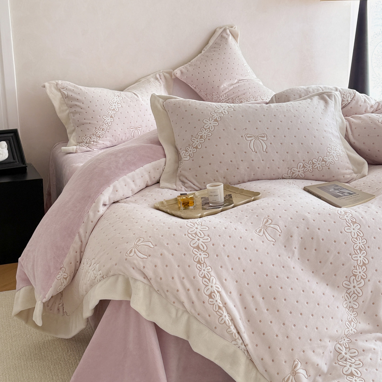 91家纺网 家纺一手货源 找家纺 若未家居 LOVEWE HOUSE 2025新款250克全消光数码印花和雕花大宽边全消光牛奶绒四件套-波点蝴蝶结 波点蝴蝶结-粉