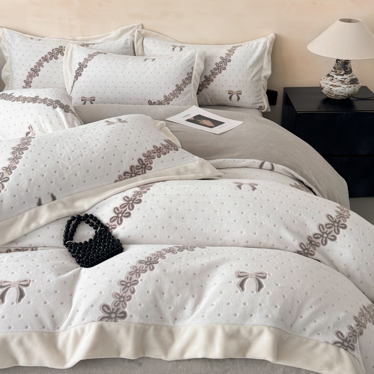 91家纺网 家纺一手货源 找家纺 若未家居 LOVEWE HOUSE 2025新款250克全消光数码印花和雕花大宽边全消光牛奶绒四件套-波点蝴蝶结 波点蝴蝶结-灰