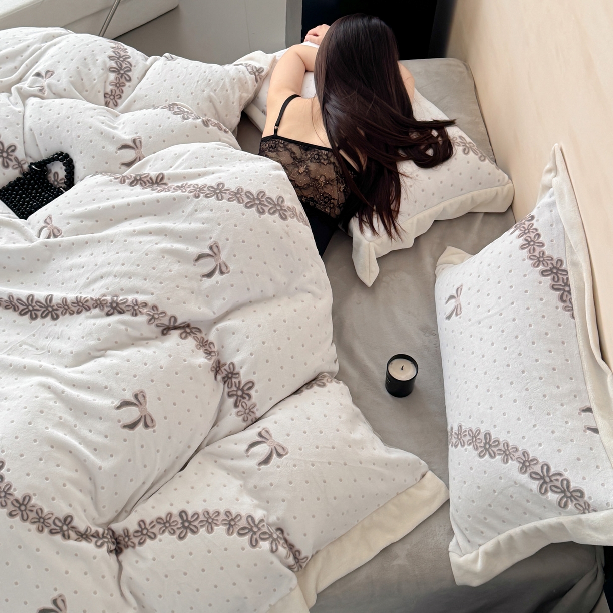 91家纺网 家纺一手货源 找家纺 若未家居 LOVEWE HOUSE 2025新款250克全消光数码印花和雕花大宽边全消光牛奶绒四件套-波点蝴蝶结 波点蝴蝶结-灰