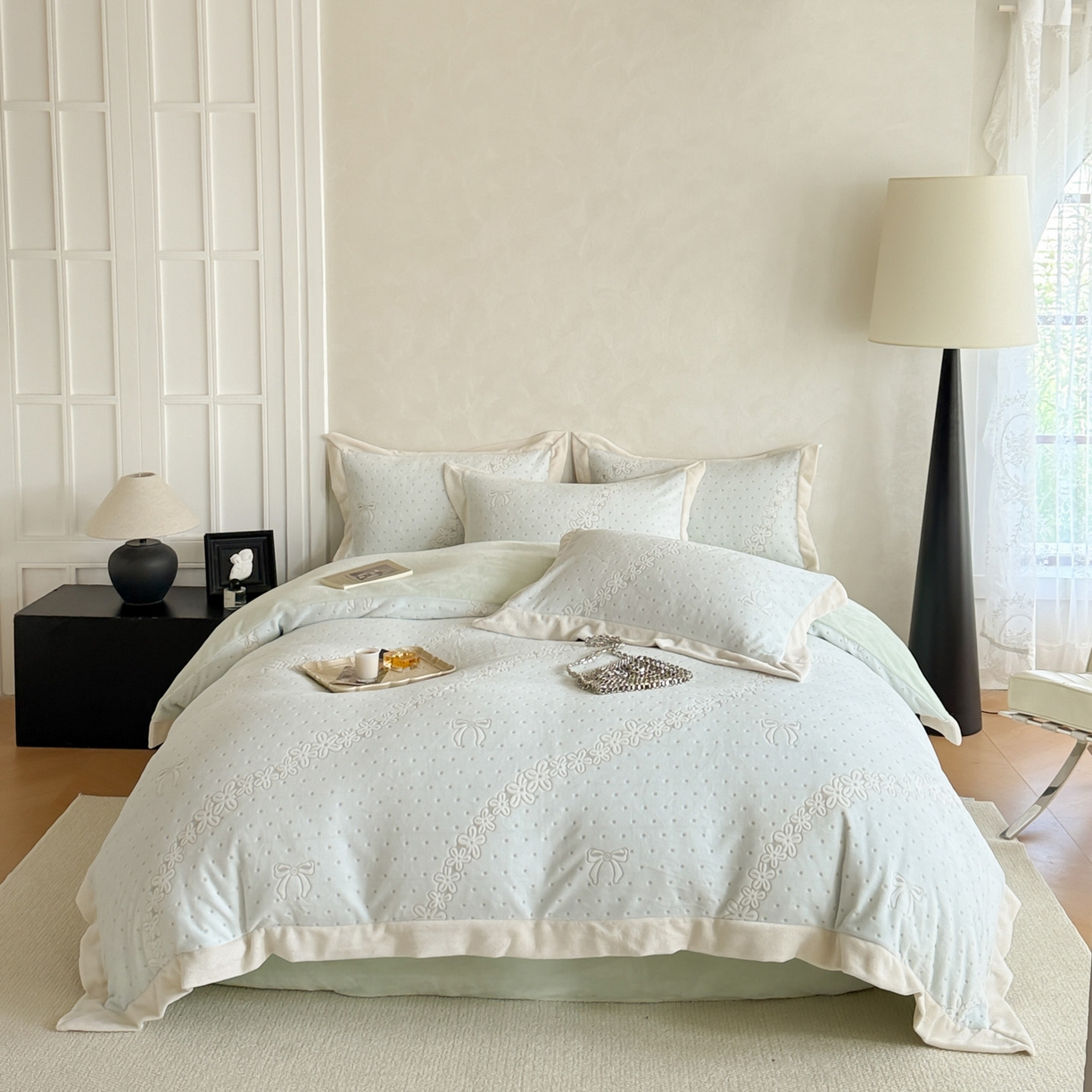 91家纺网 家纺一手货源 找家纺 （总）若未家居 LOVEWE HOUSE 2025新款250克全消光数码印花和雕花大宽边全消光牛奶绒四件套-波点蝴蝶结