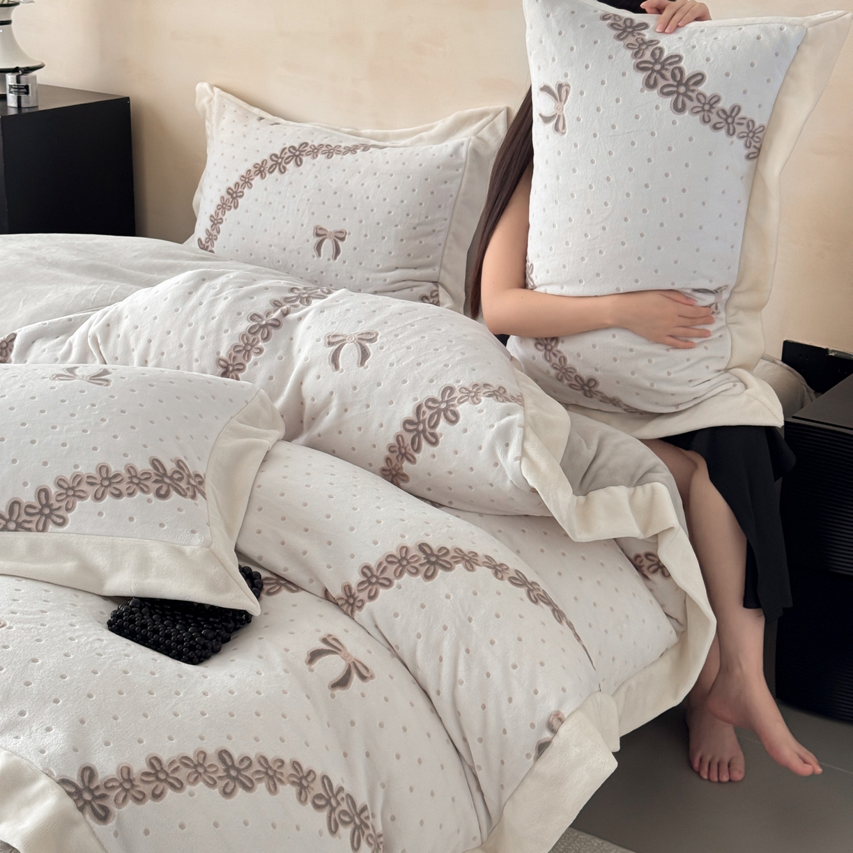 91家纺网 家纺一手货源 找家纺 若未家居 LOVEWE HOUSE 2025新款250克全消光数码印花和雕花大宽边全消光牛奶绒四件套-波点蝴蝶结 波点蝴蝶结-灰