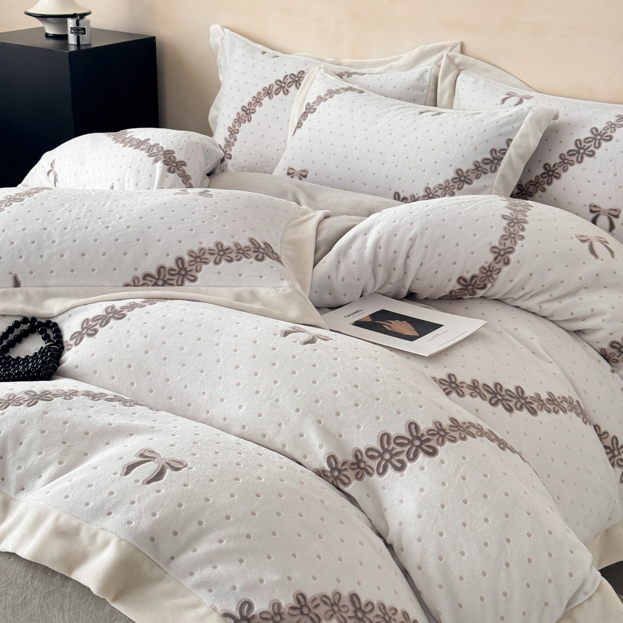 91家纺网 家纺一手货源 找家纺 若未家居 LOVEWE HOUSE 2025新款250克全消光数码印花和雕花大宽边全消光牛奶绒四件套-波点蝴蝶结 波点蝴蝶结-灰