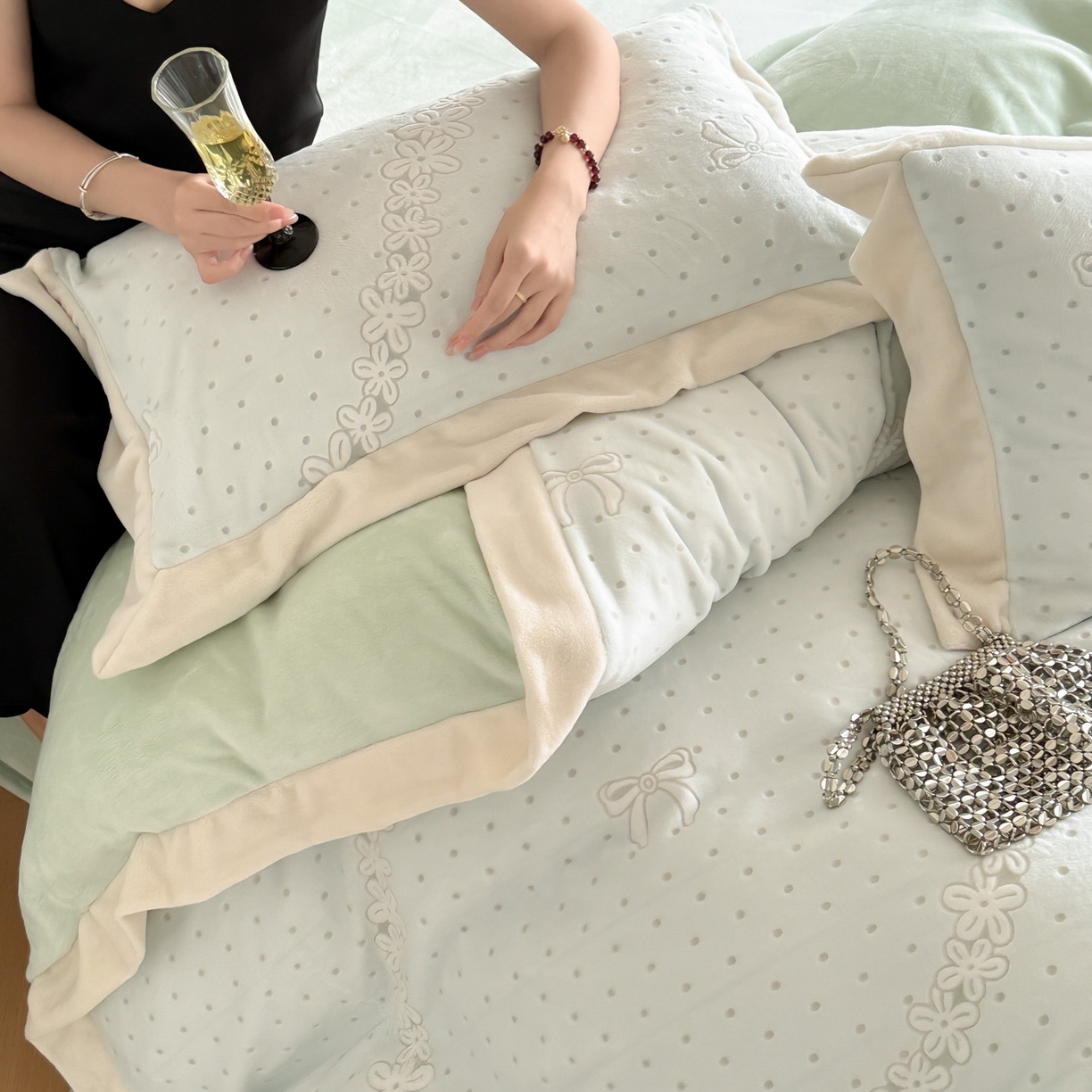 91家纺网 家纺一手货源 找家纺 若未家居 LOVEWE HOUSE 2025新款250克全消光数码印花和雕花大宽边全消光牛奶绒四件套-波点蝴蝶结 波点蝴蝶结-绿