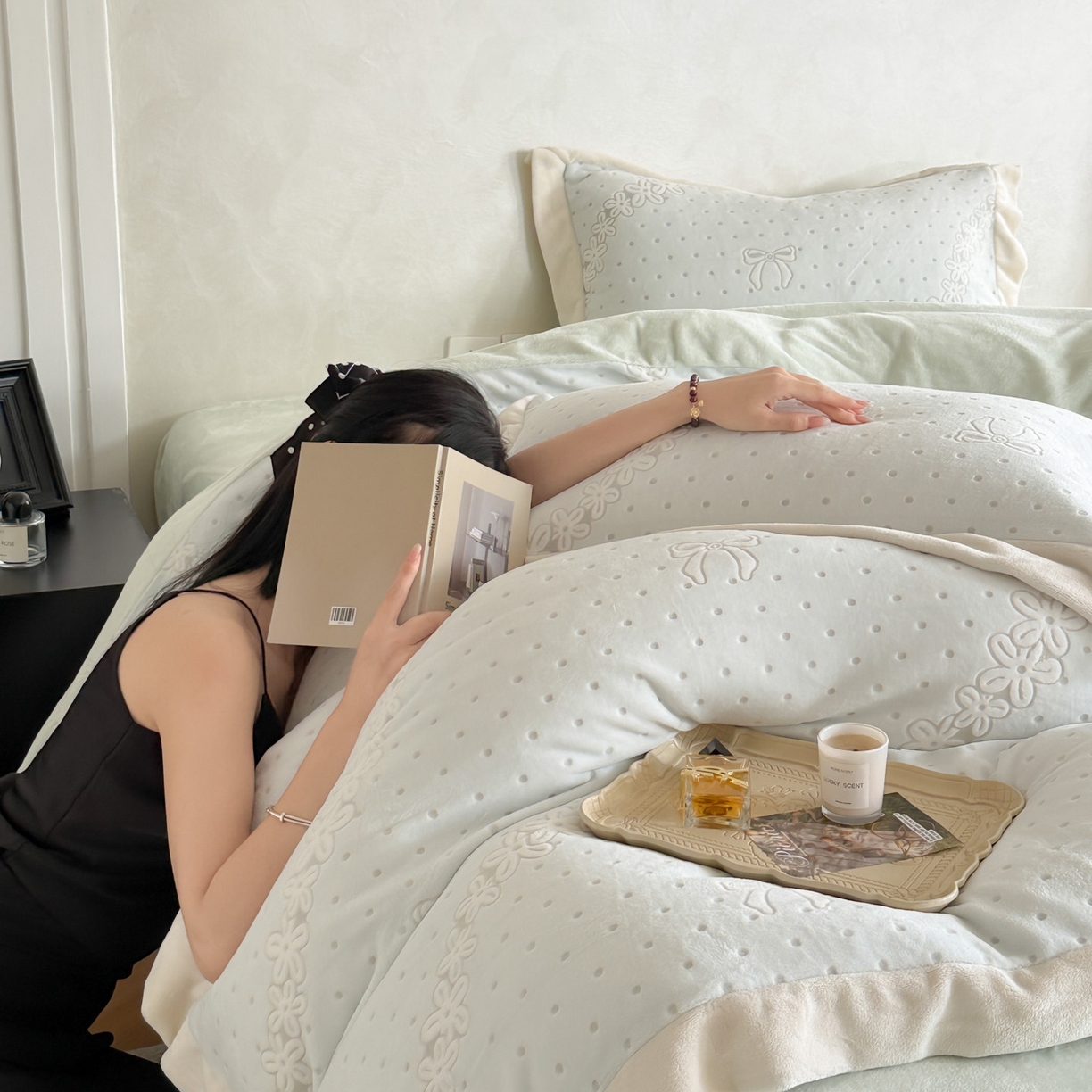 91家纺网 家纺一手货源 找家纺 若未家居 LOVEWE HOUSE 2025新款250克全消光数码印花和雕花大宽边全消光牛奶绒四件套-波点蝴蝶结 波点蝴蝶结-绿