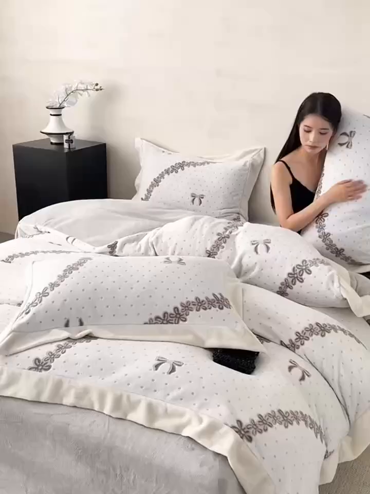 91家纺网 家纺一手货源 找家纺 若未家居 LOVEWE HOUSE 2025新款250克全消光数码印花和雕花大宽边全消光牛奶绒四件套-波点蝴蝶结 波点蝴蝶结-灰