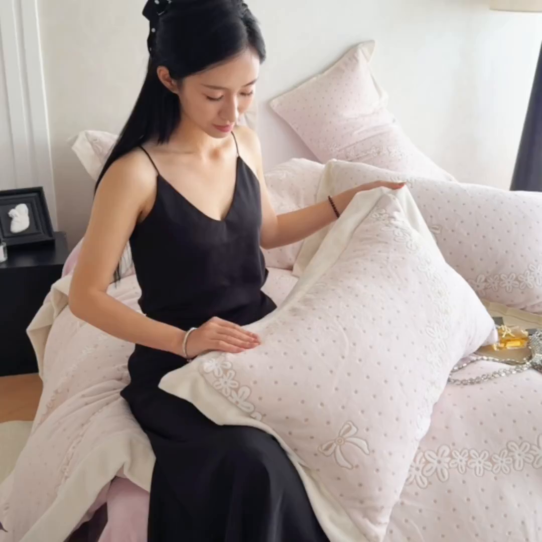 91家纺网 家纺一手货源 找家纺 若未家居 LOVEWE HOUSE 2025新款250克全消光数码印花和雕花大宽边全消光牛奶绒四件套-波点蝴蝶结 波点蝴蝶结-粉