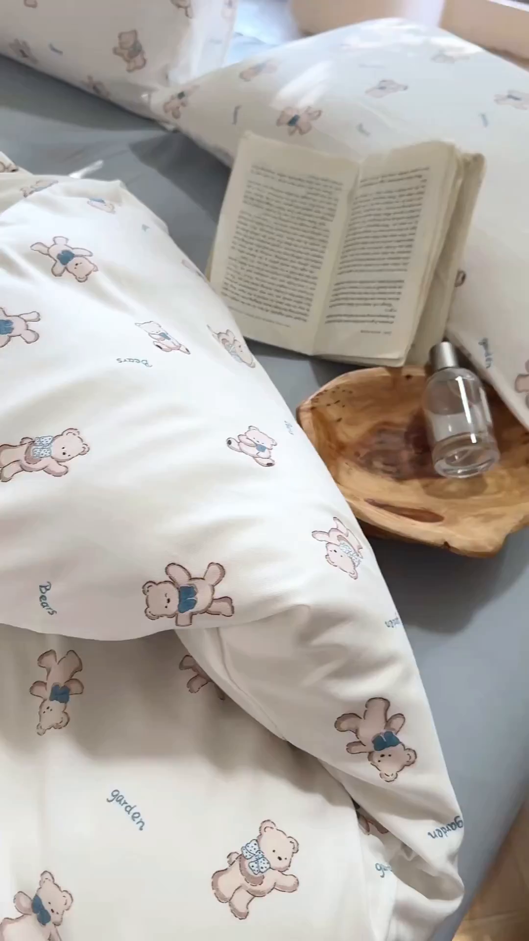 91家纺网 家纺一手货源 找家纺 梵克保罗 2025新款有氧针织双层纱印花四件套 奶熊芙芙