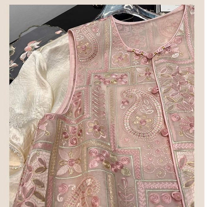 91家纺网 家纺一手货源 找家纺 洛兰沙家居馆【只代发】【只代发】 2025新款复古织锦缎细纱棉麻拼接马甲背心刺绣中式盘扣上衣 30