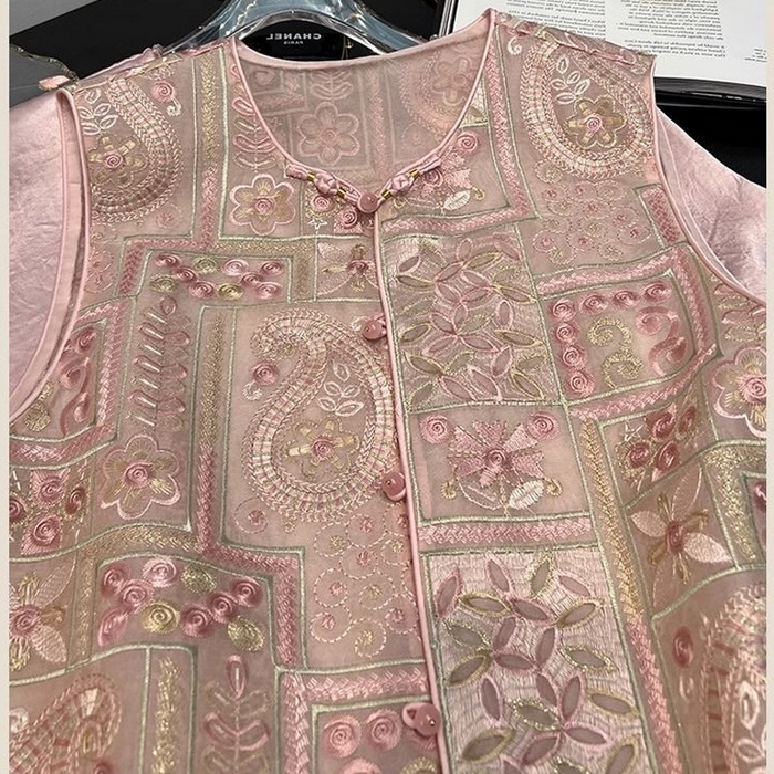 91家纺网 家纺一手货源 找家纺 洛兰沙家居馆【只代发】【只代发】 2025新款复古织锦缎细纱棉麻拼接马甲背心刺绣中式盘扣上衣 30