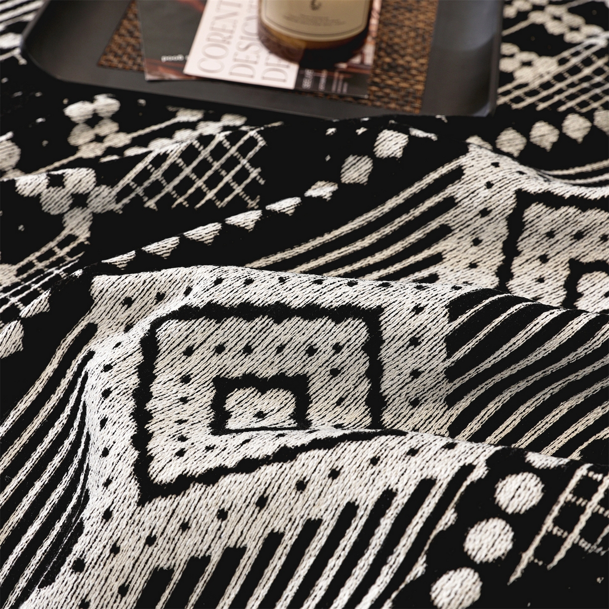 91家纺网 家纺一手货源 找家纺 共鸣沙发垫 2025新款亲肤舒适雪尼尔玉兰黑色沙发巾 东方音律黑色 180x340cm沙发巾