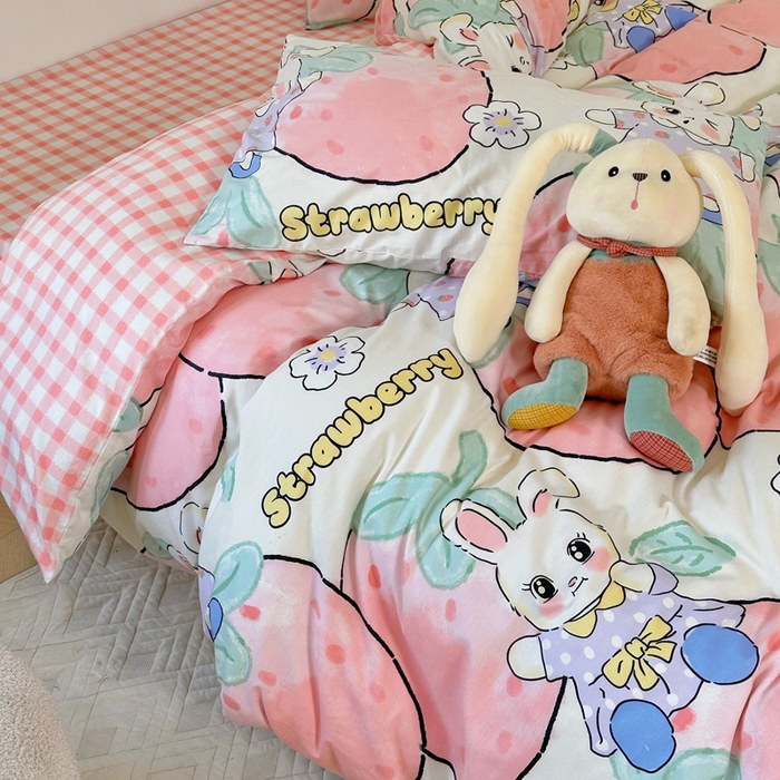 91家纺网 家纺一手货源 找家纺 梵克保罗 2025春夏新款全棉小清新卡通碎花学生季三件套四件套 草莓兔