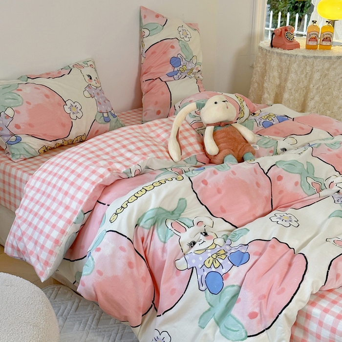 91家纺网 家纺一手货源 找家纺 梵克保罗 2025春夏新款全棉小清新卡通碎花学生季三件套四件套 草莓兔