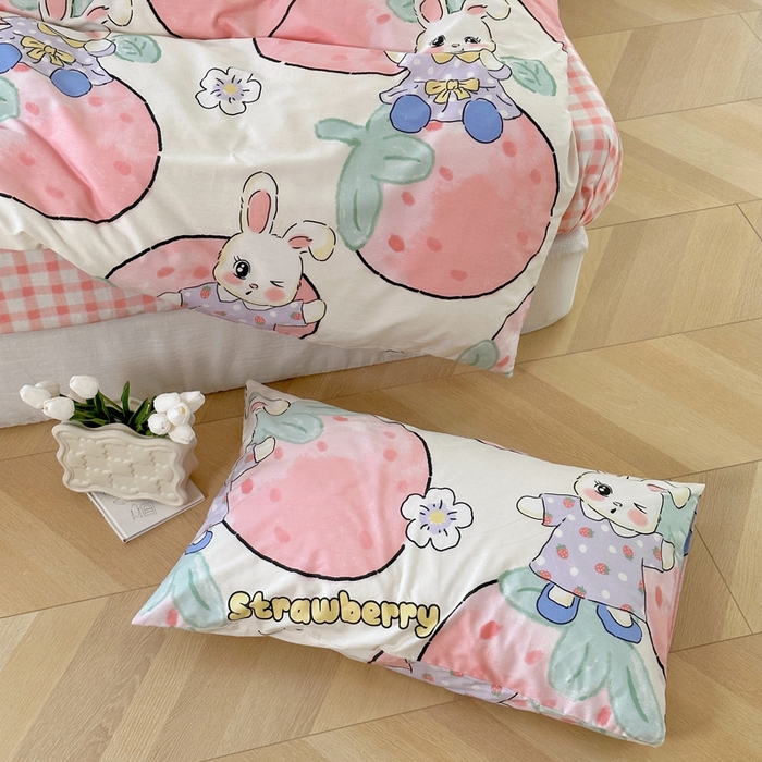 91家纺网 家纺一手货源 找家纺 梵克保罗 2025春夏新款全棉小清新卡通碎花学生季三件套四件套 草莓兔